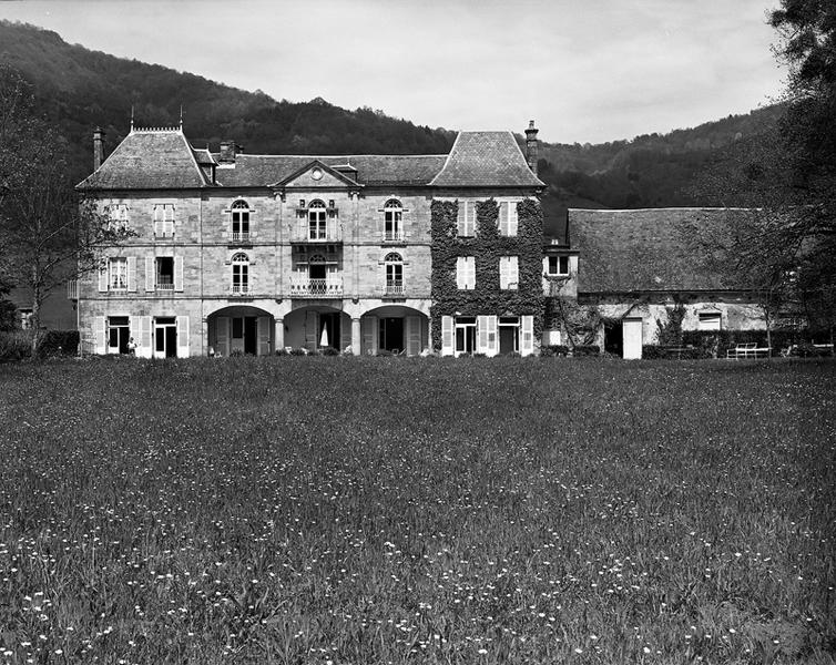 Façade principale du château et fenil sur remise accolé à ce celui-ci