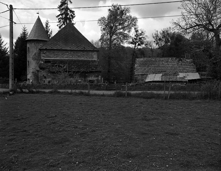 Ferme : élévation latérale du logis, porcherie accolée au logis, four à pain isolé.