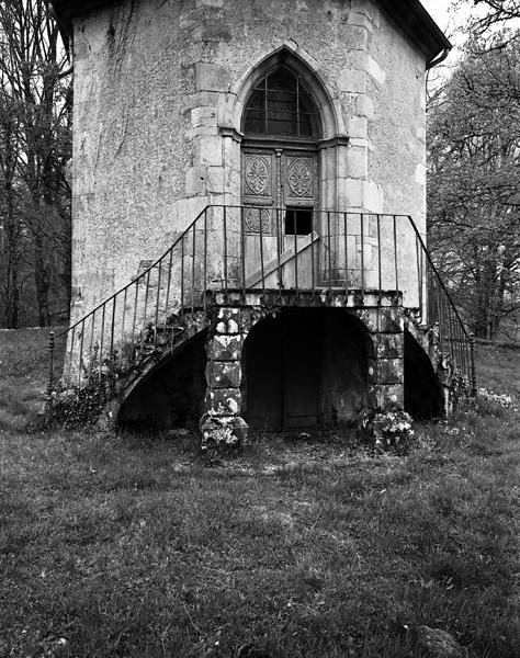 Chapelle : escalier et porte