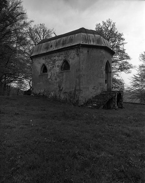 Vue des faces principale et latérale de la chapelle