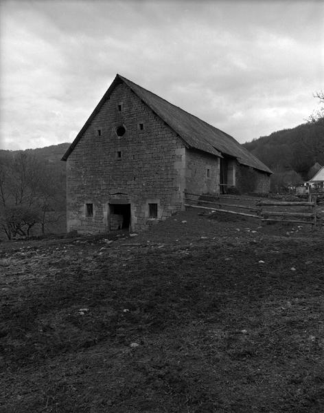 Ferme : vue générale de la première grange-étable