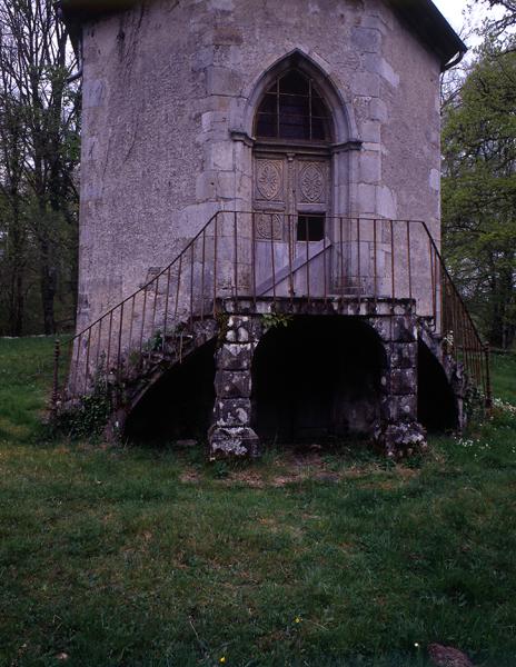 Chapelle : escalier et porte