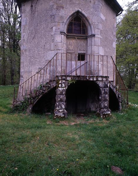 Chapelle : escalier et porte