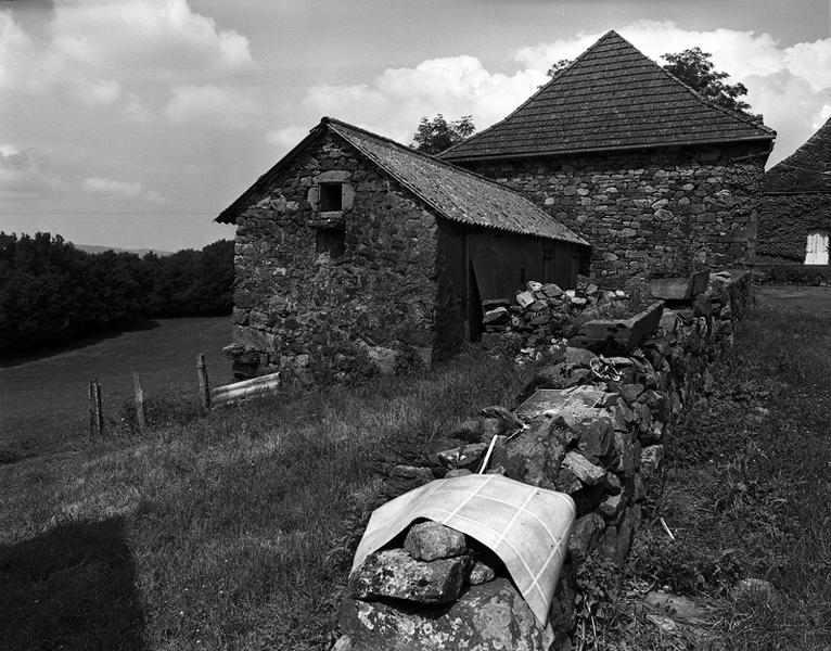 Porcheries accolées à l'étable à chevaux