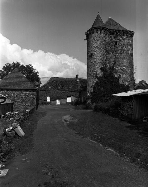 'Vue de la tour et d'un premier corps de logis, à droite ; vue d'un second corps de logis, en face ; vue de l'étable à chevaux avec remise, à gauche'