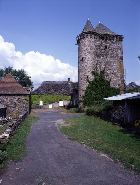 'Vue de la tour et d'un premier corps de logis, à droite ; vue d'un second corps de logis, en face ; vue de l'étable à chevaux avec remise, à gauche'