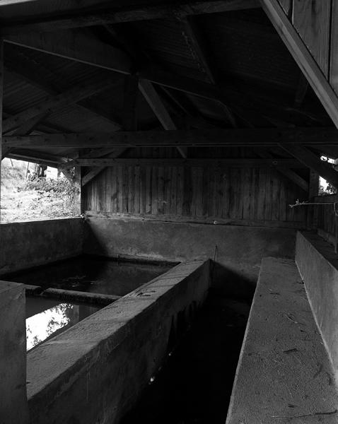 Lavoir couvert de Fleurac : vue du bassin