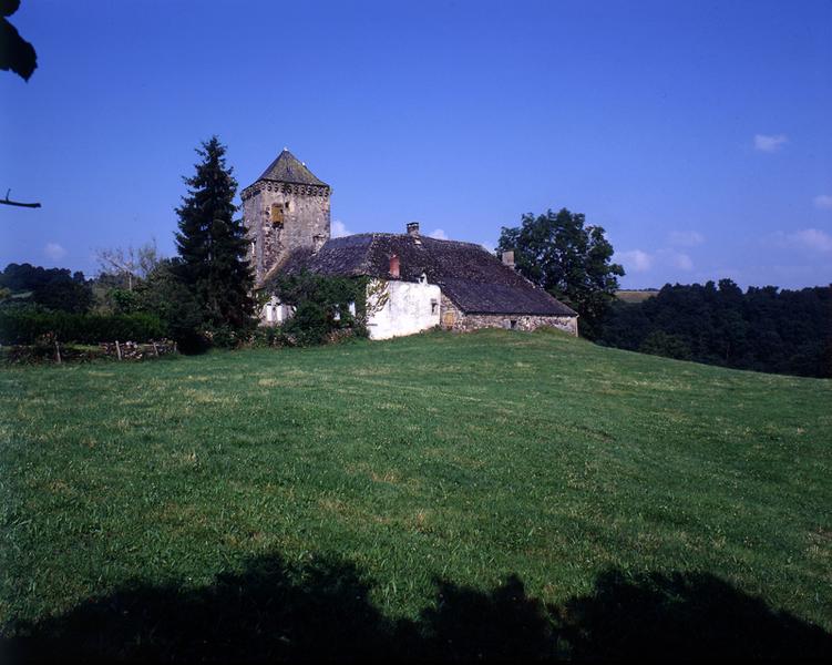 Elévation sud-est : vue de la tour et des 2 corps de logis