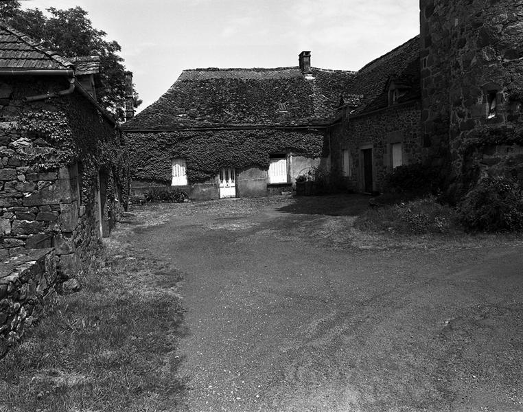 'Vue de la tour et d'un premier corps de logis, à droite ; vue d'un second corps de logis, en face ; vue de l'étable à chevaux avec remise, à gauche'