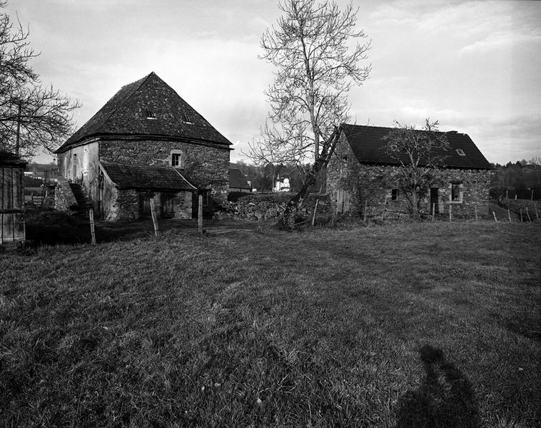 Vue générale : le moulin à farine (à gauche) et l'ancien moulin à huile et à chanvre (à droite).