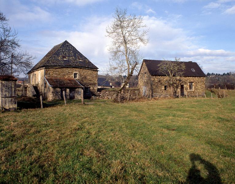 Vue générale : le moulin à farine (à gauche) et l'ancien moulin à huile et à chanvre (à droite).
