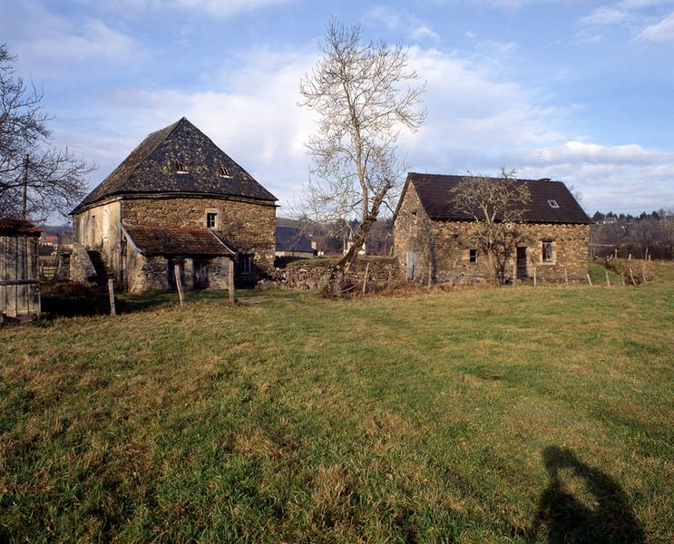 Vue générale : le moulin à farine (à gauche) et l'ancien moulin à huile et à chanvre (à droite).