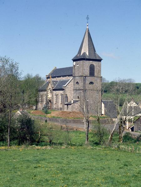 Vue générale de l'église dans le site, depuis le sud-est