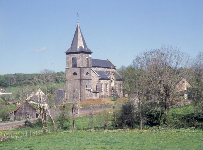 Vue générale de l'église dans le site, depuis le sud-est