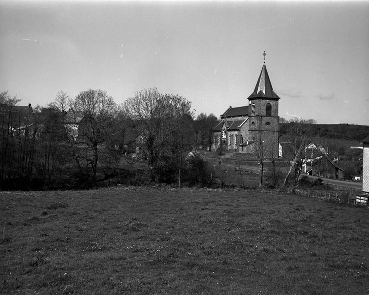 Vue générale de l'église dans le site, depuis le sud-est