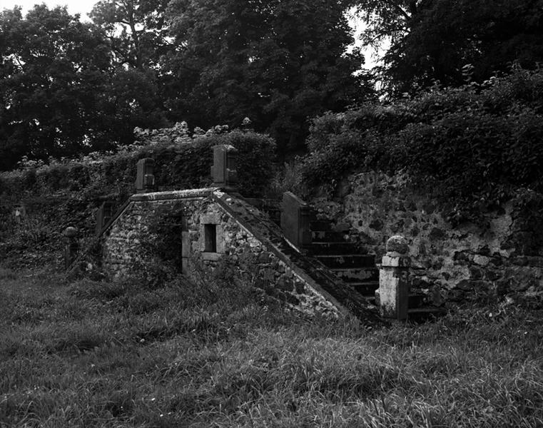 Vue de trois-quarts de l'escalier double menant à la partie basse du jardin.