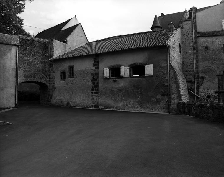 Vue postérieure des bâtiments nord du château