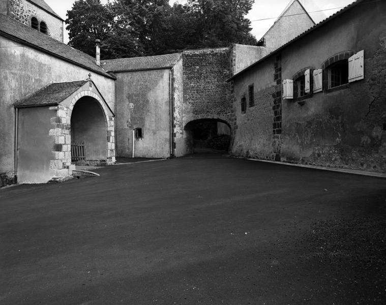 Vue du passage conduisant du château à l'église, depuis l'ouest