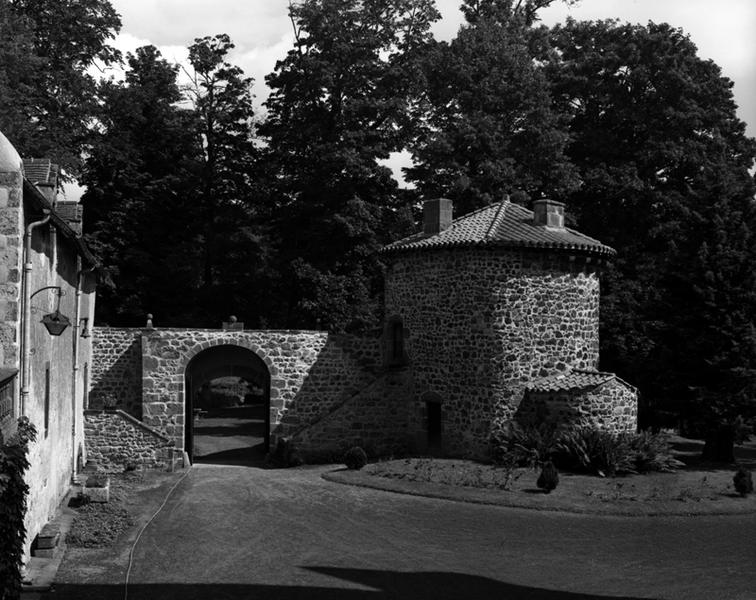 Vue de l'entrée principale est et du bâtiment du fournil, depuis la cour.