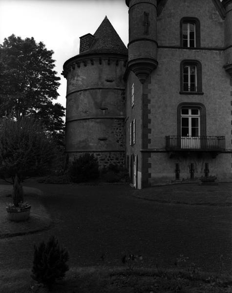 Vue de la grosse tour ronde située dans l'angle sud-ouest du corps de bâtiment ouest.