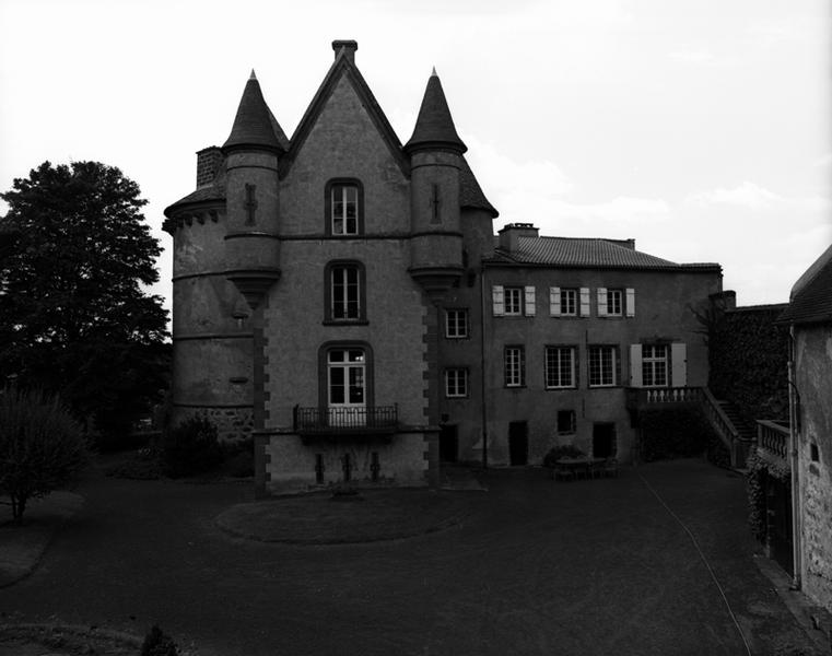 Vue générale de l'élévation est, sur cour, de l'actuel principal corps de bâtiment (ouest) du château.