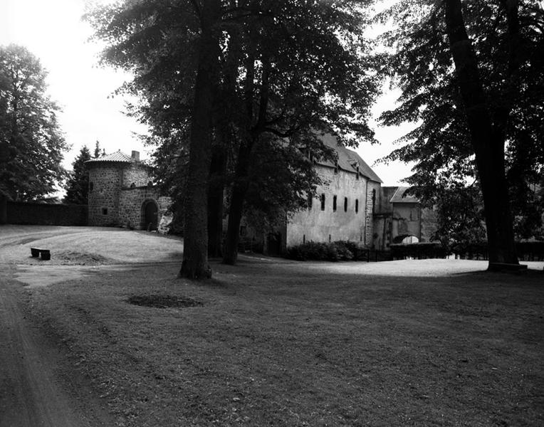 Vue générale des bâtiments du château et du portail d'entrée depuis le nord-est.