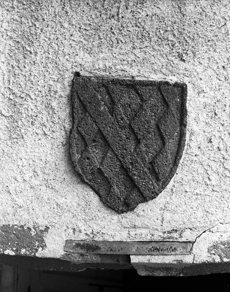 Vue du blason sculpté au-dessus de l'une des portes du corps de bâtiment ouest.