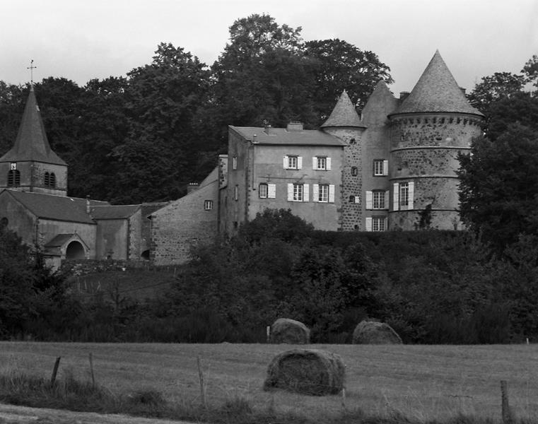 Vue générale du château et de l'église depuis le sud-ouest