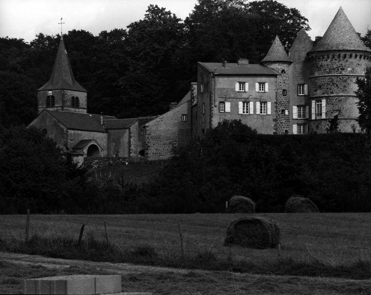 Vue générale du château et de l'église depuis le sud-ouest