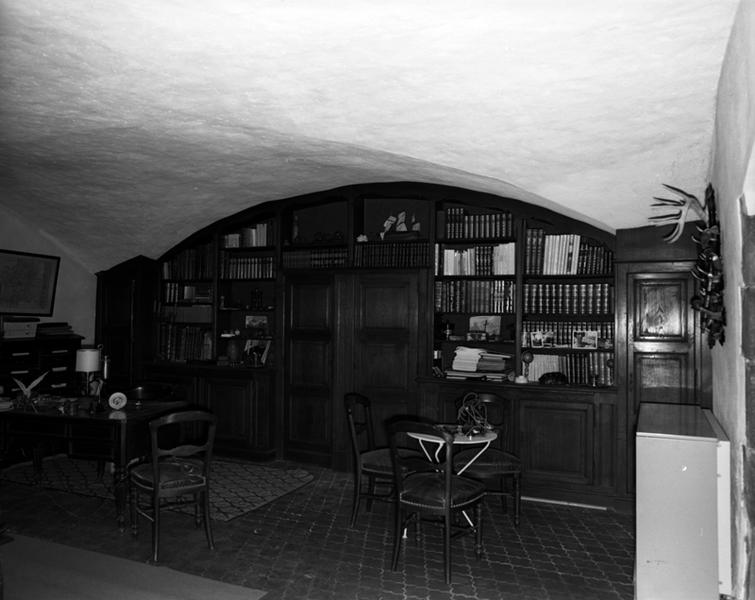 Vue de l'actuel bureau-bibliothèque voûté, en rez-de-chaussée, dans la partie postérieure du corps de bâtiment ouest.