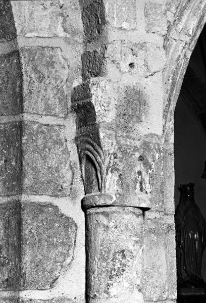 Vue de détail du chapiteau des grandes arcades de la chapelle latérale méridionale.