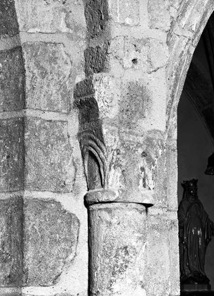 Vue de détail du chapiteau des grandes arcades de la chapelle latérale méridionale.