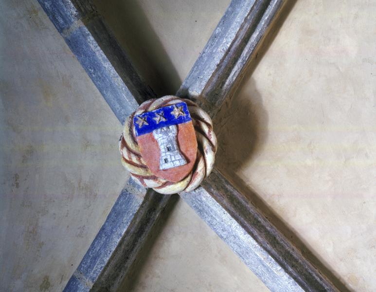 Détail de la clé de voûte armoriée de la première travée de la chapelle nord.