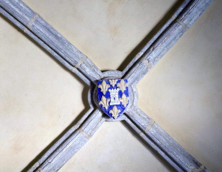 Détail de la clé de voûte armoriée de la travée occidentale de la chapelle.