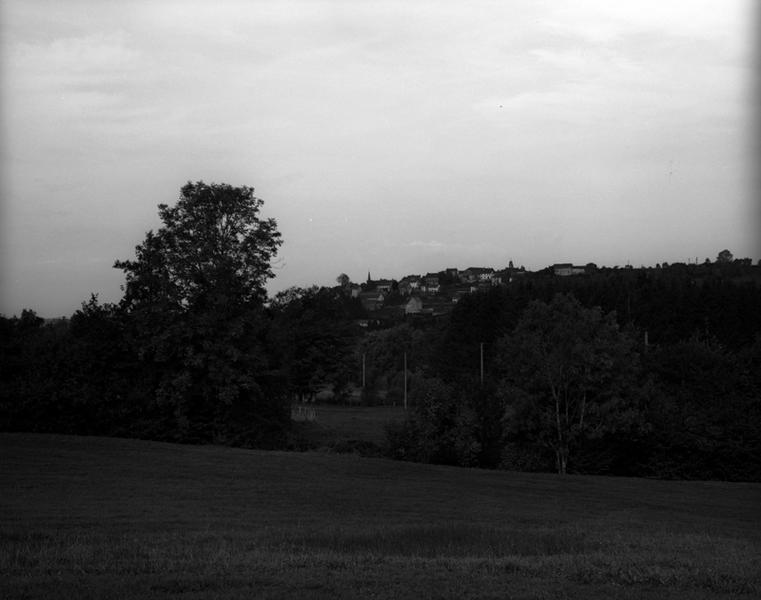 Le bourg vu depuis la vallée de la Burande