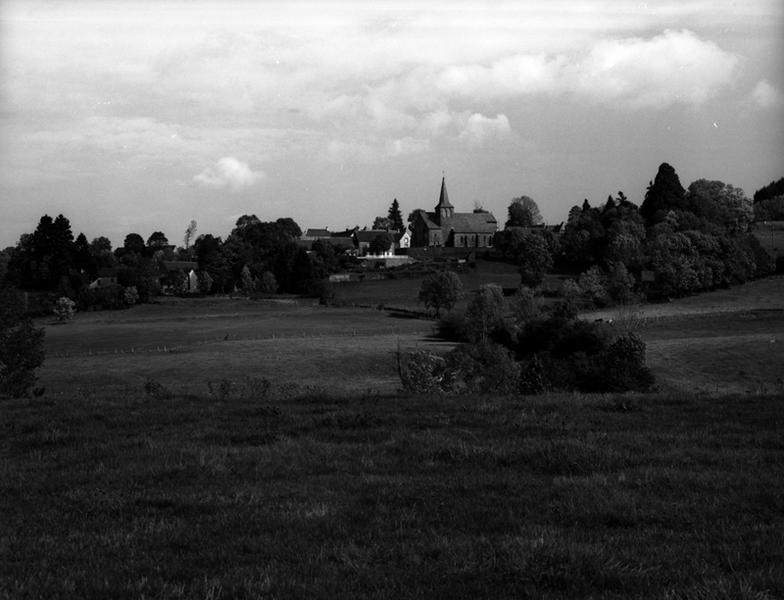 Vue de situation du hameau de Saint-Pardoux et de l'église Sainte-Anne construite sur le rebord de la coulée volcanique.