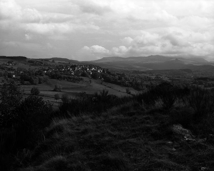Vue générale de La Tour et de la vallée de la Burande