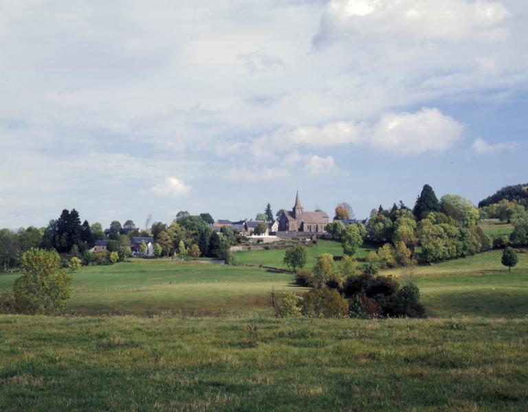 Vue de situation du hameau de Saint-Pardoux et de l'église Sainte Anne construite sur le rebord de la coulée volcanique.