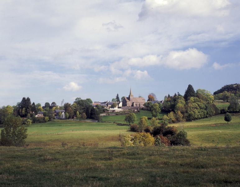 Vue de situation du hameau de Saint-Pardoux et de l'église Sainte Anne construite sur le rebord de la coulée volcanique.