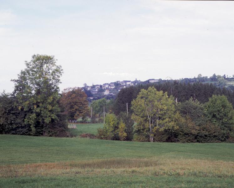 Le bourg vu depuis la vallée de la Burande