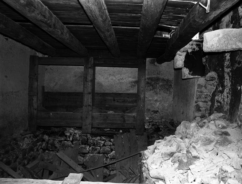 Vue intérieure du logis avec les vestiges des lit-clos et le mur de la cave.