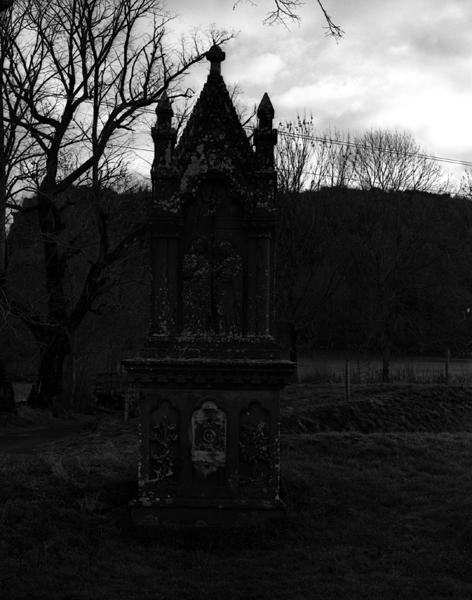 Vue de face d'un monument religieux (l'Annonciation) en andésite sur la route de Saint-Sauves, vers Saint-Pardoux.