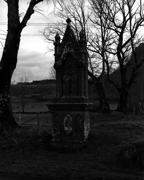 Vue de trois-quarts du monument religieux vers Saint-Pardoux