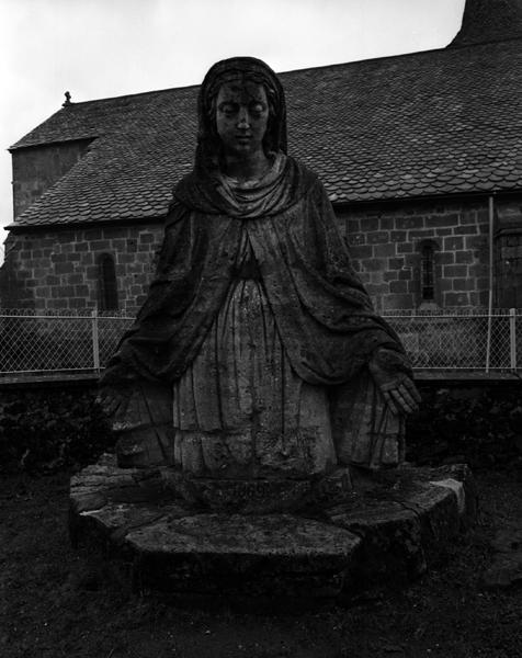 Fragment de la Vierge à l'enfant sculptée par Monbur en 1869 et remplacée par une statue en fonte plus résistante aux intempéries. La statue de Monbur est déposée dans la cour de la maison familiale des Deux-Sèvres, dans le hameau de Saint-Pardoux