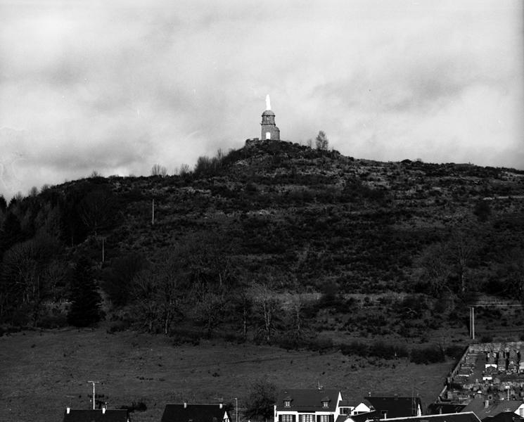 Vue générale de Notre-Dame-du Sacré-Coeur sur le rocher de Natzy depuis La-Tour-d'Auvergne.