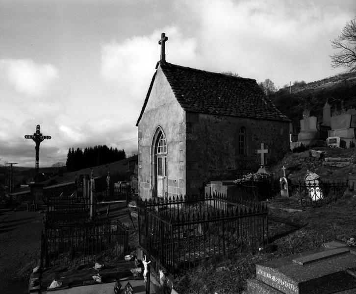 Vue d'une chapelle funéraire du 19e siècle dans le cimetière de La Tour.