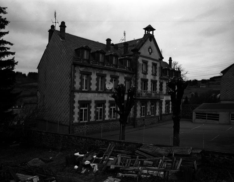 Vue générale de trois-quarts du groupe scolaire