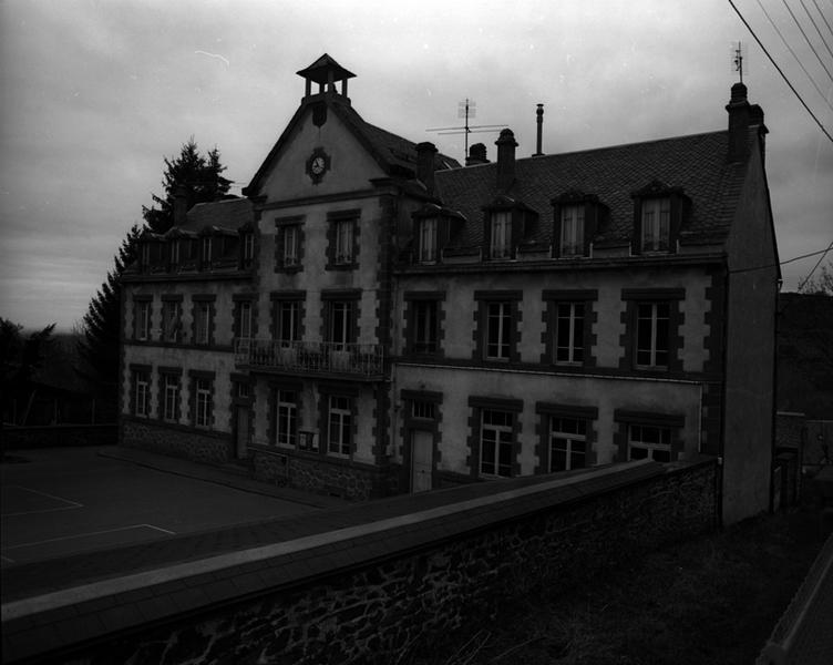 Vue générale de trois-quarts du groupe scolaire de La Tour