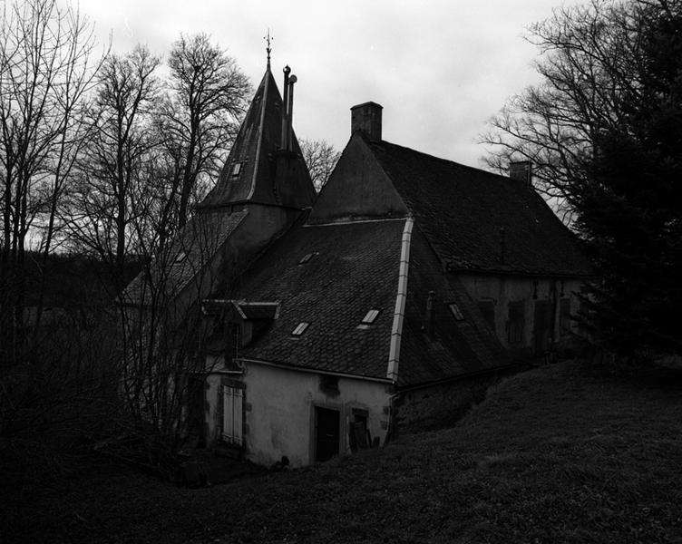 Vue des corps de bâtiments adossés au mur pignon et à la tour d'angle