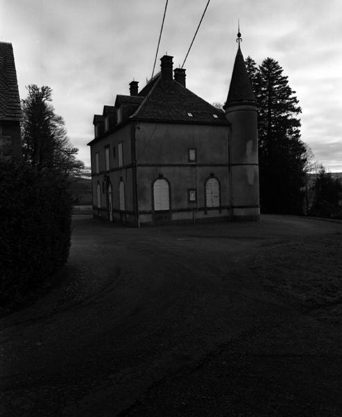 Vue de trois-quarts de la façade postérieure